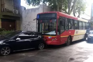 Se robaron un colectivo, intentaron huir y destrozaron cinco autos