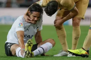 Preocupacin para Uruguay: Edinson Cavani pidi el cambio por un fuerte dolor en el tobillo