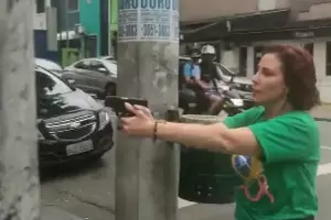 VIDEO: una diputada bolsonarista sac un arma y persigui a simpatizantes de Lula