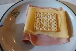 Pidi� una galletita de agua con jam�n y queso, comparti� el precio en las redes y se volvi� viral