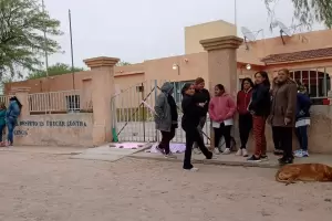 Padres "tomaron" otra escuela en Capayn y se sum otro conflicto en Beln