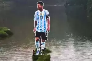Un grupo de fanticos en India colocaron una gigantografa de Lionel Messi en medio de un ro