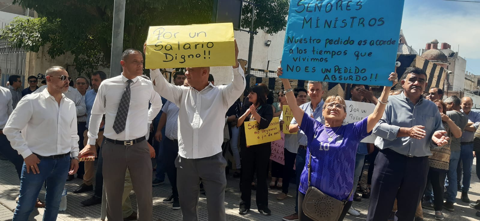 Trabajadores de la justicia vuelven a manifestarse en reclamo de ...