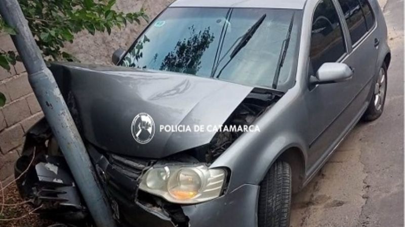 Sacó sin permiso el auto a su padrastro y lo chocó contra un poste de ...