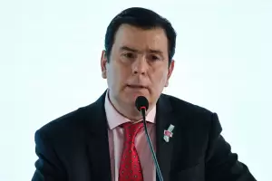 Zamora anunci un bono de fin de ao de $200 mil y un aumento del 95% al bsico