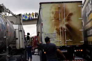 Caos en Brasil: la polica advierte que liberar las rutas cortadas por los camioneros bolsonaristas