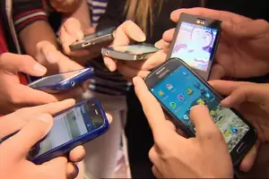 Definitivo: prohben el uso de celulares en todas las escuelas de la provincia