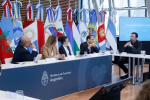 El ministro lvarez particip de un encuentro convocado por Massa