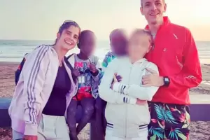 Encontraron al matrimonio argentino que abandon� en una comisar�a a los mellizos africanos que hab�an adoptado