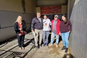 Escuela de Orfebrera recibi una donacin de rodocrosita para trabajos de los estudiantes