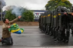 Militantes "bolsonaristas" se enfrentan con la Polica en las rutas del pas