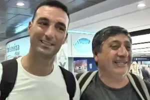 Scaloni lleg al pas, habl de las lesiones y le respondi a un hincha que le nombr la Scaloneta