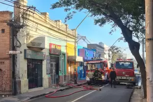 Voraz incendio consumi casi por completo un cotilln en pleno centro capitalino