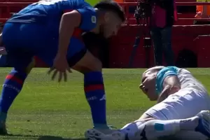Enzo Copetti reclam un penal, se lesion, y se pele con los hinchas de Racing