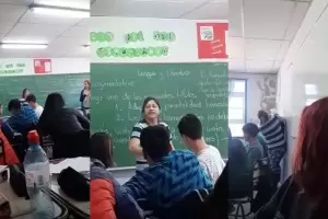 Una mujer entr a un aula y le peg a un alumno por hacerle bullying a su hijo
