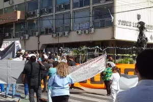 Marcha de la salud: la Bicameral calde los nimos y hubo huevazos contra la Legislatura