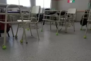 Para ayudar a un alumno con autismo, pusieron pelotas de tenis en las patas de los bancos