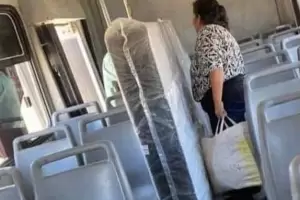 Una mujer fue criticada por llevar un colchn en el colectivo y call a todos con su respuesta
