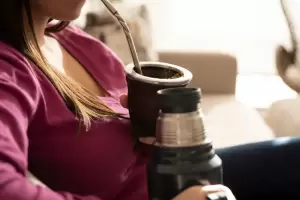 Un estudio revel que tomar mate cocido o cebado hace bien durante la lactancia materna