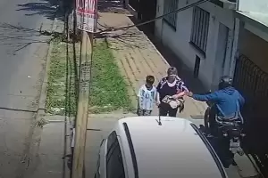 Un motochorro asalt a una mujer que iba con su nieto, la tir al piso, y el nene tuvo que ayudarla