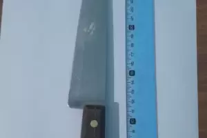 Una mujer amenaz a un grupo de amigos con un cuchillo y termin aprehendida