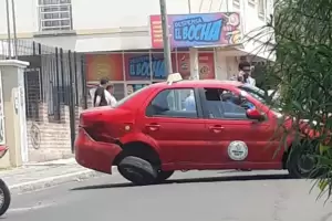 Tremendo accidente vial: un automvil embisti un remis