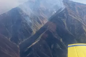 El avin hidrante sobrevol las zonas afectadas por incendios forestales