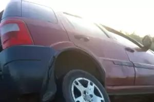 Hallaron a un hombre asesinado a balazos al lado de su auto volcado, y por el crimen detuvieron a un joven