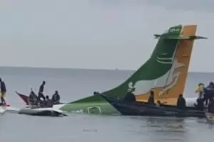 Tragedia en Tanzania: Un avin en el que viajaban 43 personas se estrell en un lago
