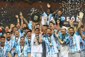 Tras un partido polmico, Racing se qued con el Trofeo de Campeones