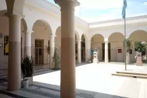 Prohibicin del uso de celulares en las aulas: "Tal vez debera haber alcanzado a los docentes"