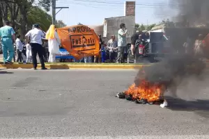 Marcha de Aprosca: con quemas frente a Casa de Gobierno el reclamo salarial se sostiene