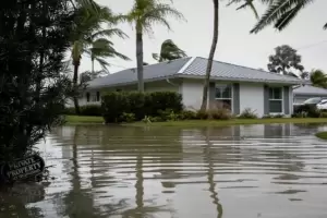 El huracn Nicole dej al menos 3 muertos y las autoridades todava investigan los daos