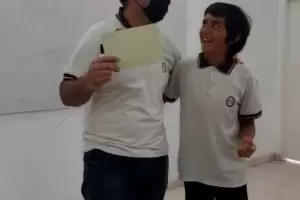 El enorme gesto de unos estudiantes a su profesor: colaboraron para que pueda operar a su hijita