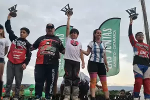 Catamarqueos fueron premiados por el campeonato NOA y el campeonato riojano de motocross