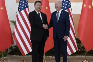 Xi Jinping y Biden se dieron la mano al reunirse en Bali y coincidieron en la necesidad de evitar un "conflicto"
