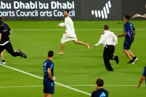 Primera prctica de Argentina en Abu Dhabi: tres hinchas irrumpieron en en el campo de juego para sacarse una foto con Messi