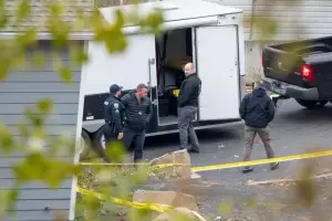 Murieron tres personas en un tiroteo e investigan un cudruple crimen en universidades estadounidenses