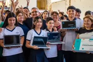 131 estudiantes de la Escuela Clara J. Armstrong recibieron sus netbooks