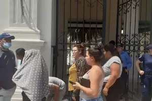 Siguen los reclamos por trabajo frente al Palacio Municipal