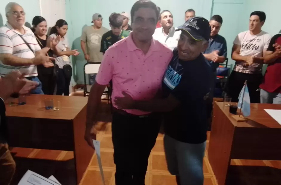 Felipe con uno de los rescatistas