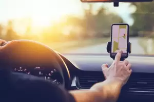 Buscan permitir el uso del celular al volante: "La ley que lo prohbe qued vieja"