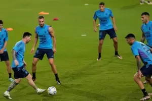 La Selecci�n se entrenar� en Qatar y el cuerpo t�cnico evaluar� a Marcos Acu�a