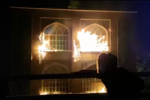 Se endurecen las protestas en Irn: manifestantes incendiaron un seminario en Qom