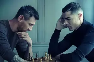 Lionel Messi y Cristiano Ronaldo jugando al ajedrez: la imagen que es furor en las redes