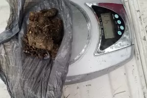 Sorprendieron a dos hombres con un envoltorio de marihuana