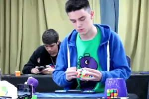 Un joven argentino rompi el rcord mundial al armar un cubo de 12 caras en menos de 29 segundos