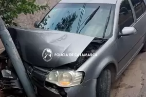 Sac sin permiso el auto a su padrastro y lo choc contra un poste de luz
