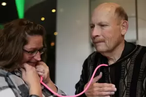 Don el corazn de su hija y volvi a escuchar su latido en el pecho del hombre que lo recibi