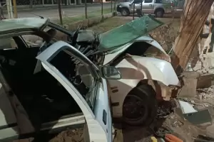 Picadas peligrosas: 4 jvenes salvaron sus vidas de milagro, al estrellarse contra una pared